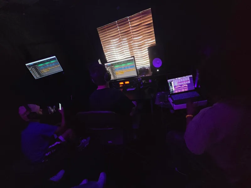 Back to the board, the blinds behind