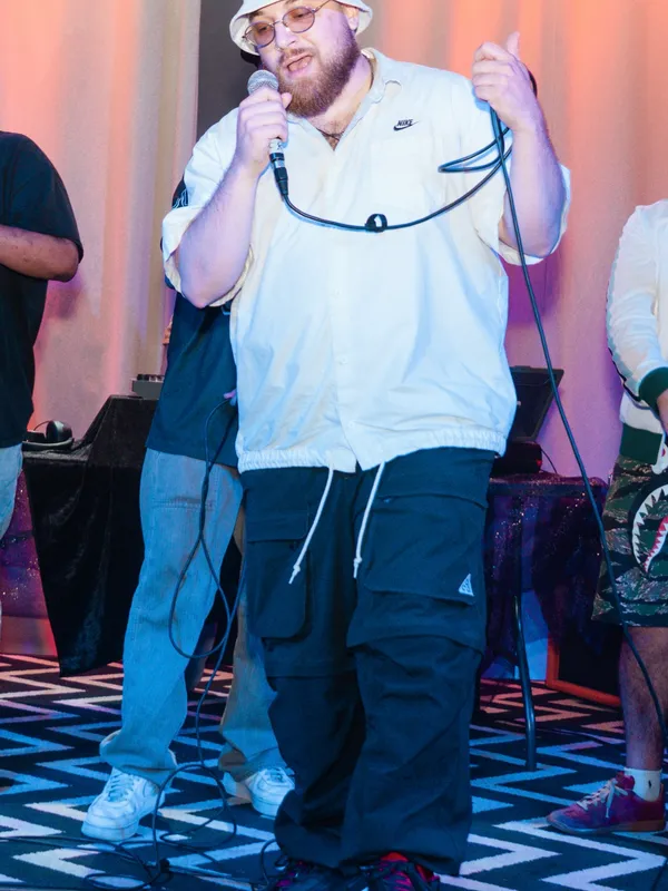 On the mic, cable in hand